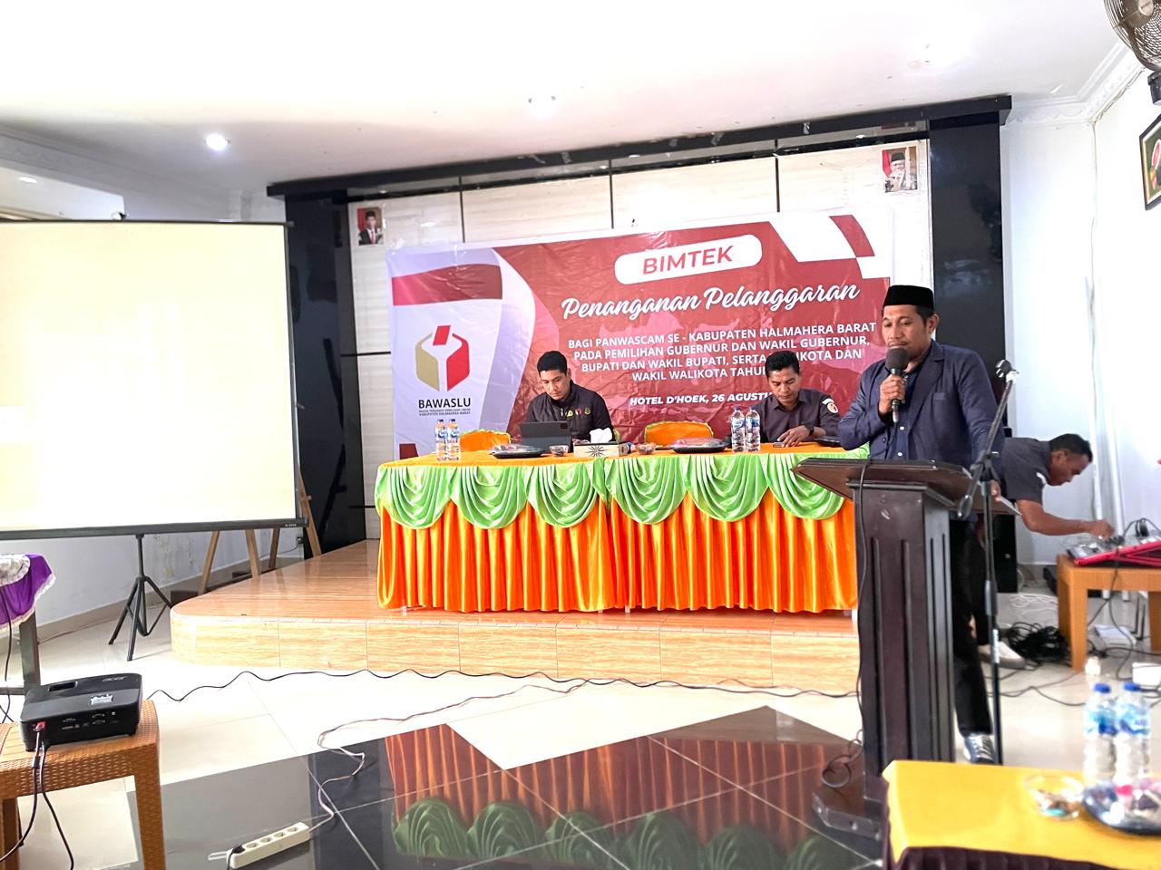 Sambutan Anggota Bawaslu Kabupaten Halmahera Barat Saat membuka Kegiatan Bimtek