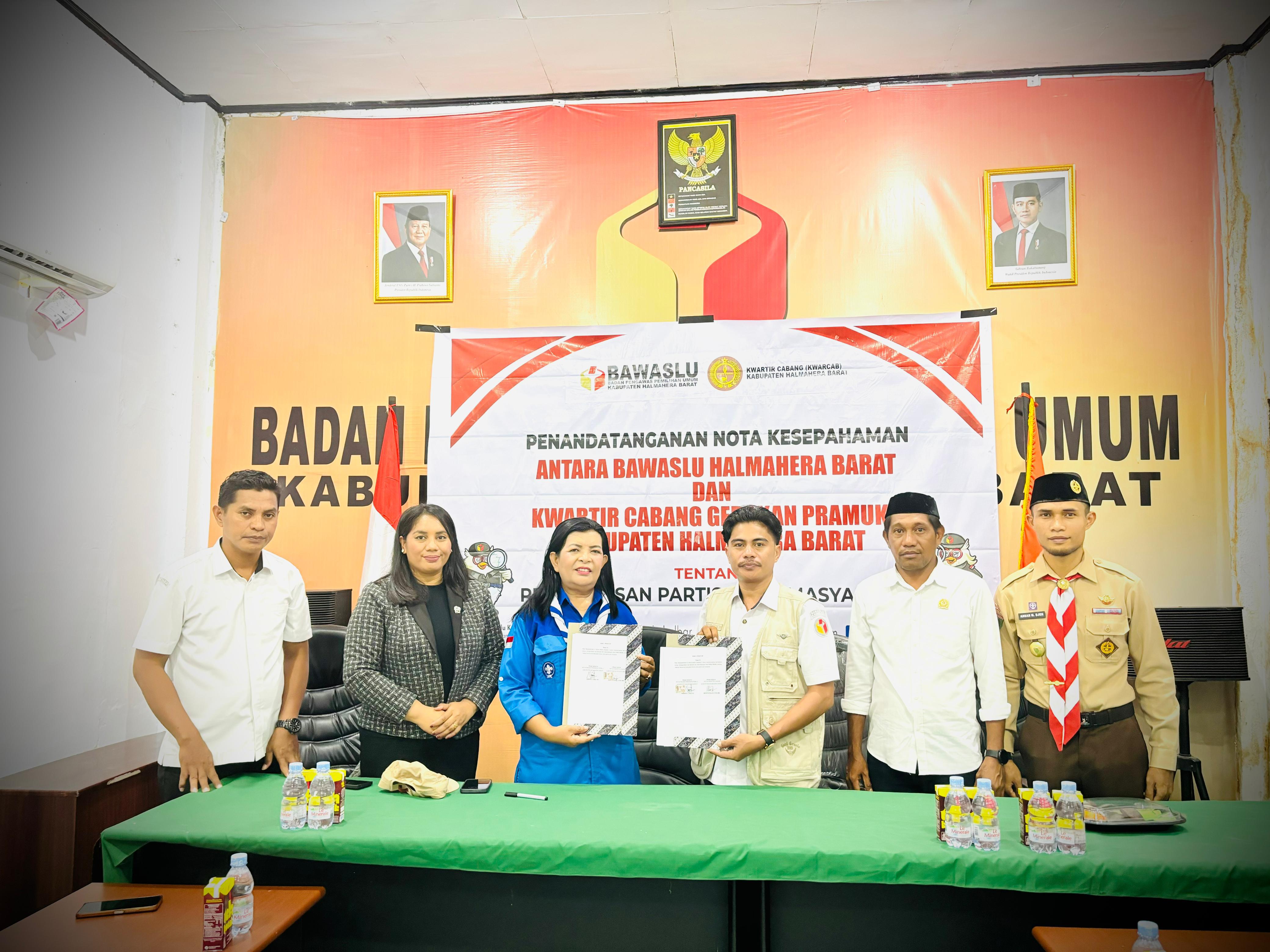 Foto bersama Bawaslu dan Kwarcab Pramuka Halbar.