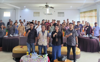 foto bersama dengan Pimpinan Bawaslu Halbar dan Peserta Kegiatan