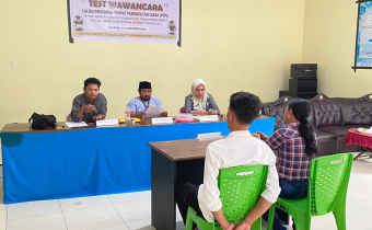 Panwascam Jailolo saat Melakukan Wawancara kepada Calon PTPS. 