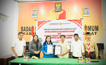 Foto bersama Bawaslu dan Kwarcab Pramuka Halbar.